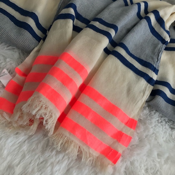 Vibrant swimsuit cover - Picture 4 of 4